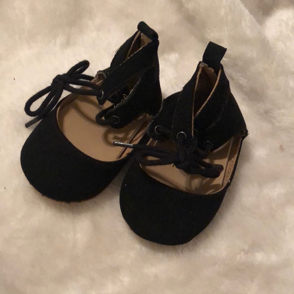 Old Navy baby sandals 3-6 months black ties EUC